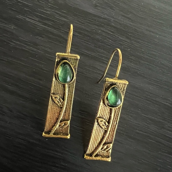 GOLD COLOR GREEN STONE EARRINGS - Picture 3 of 8